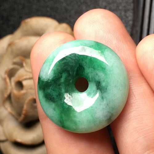 天然翡翠A货平安扣 工厂直供的护身美饰，随机发货中的青海玉石之选